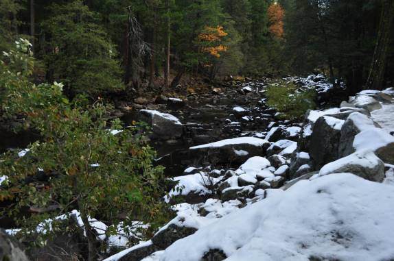 Leito de rio coberto pela neve no Yosemite National Park, na Califórnia, nos Estados Unidos